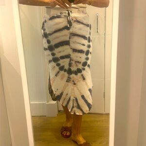 Drawstring sweatpant inspired waistband, Detail seam in back, Raw Edge